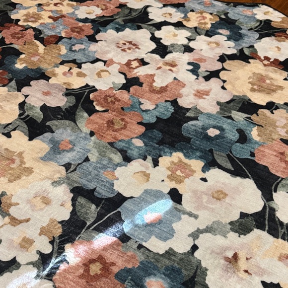 Scalloped Floral Rug - Picture 5 of 5